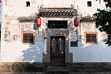 商务旅行中戴绿色帽子的女老板：绿色帽饰点亮商务旅途，女老板时尚宣言引关注-2