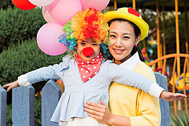 13岁戴紫色面具的小女孩：神秘面具下的青春探索：13岁少女网络走红引发社会关注与思考-2