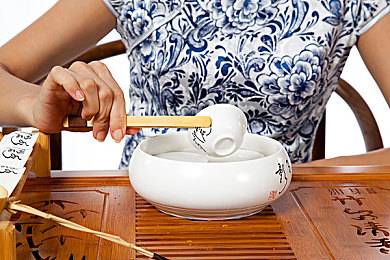 看美女裸体  免费软件：免费软件引发伦理风波：裸体美女图片视频背后法律争议引关注-3