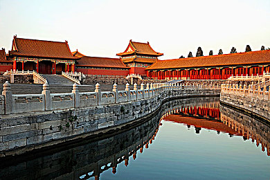 一条蟒蛇撞击着东非大裂谷：东非裂谷壮景：蟒蛇挑战之旅引全球瞩目-5