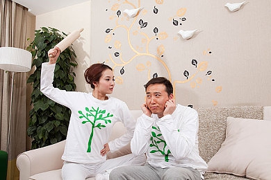 床上剧烈运动：夫妻“床戏”热议，健康风险警示：适度享受，安全为上-1