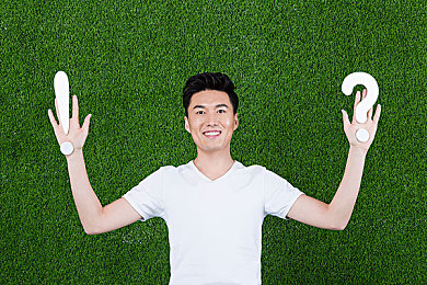 白袜体育生gay脱裤子自慰：网络风波：体育生不当行为引发道德伦理大讨论