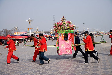 男插曲女下：游戏策略揭秘：性别界限突破，探寻“男扮女装”的精彩瞬间