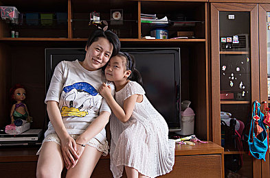 我把她的小嫩批日出水了：深夜突发疾病，邻居英勇急救，挽救女子生命，邻里情深感人至深