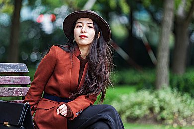 三上悠亚封面番号：“日本成人女星封面争议引热议：揭秘成人娱乐产业现状与影响”-1