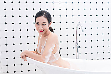 女生把筷子插屁眼里：“筷子意外插入屁眼事件引发热议：公共安全意识亟待提升，紧急救援知识普及刻不容缓”