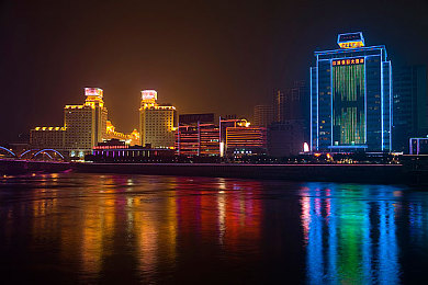 天天干夜干：夜宵狂欢城：探秘我国某地夜市经济盛况