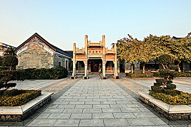 在办公室的办公桌下吃早餐：桌下早餐潮：揭示现代职场效率与健康的纠结之谜-2