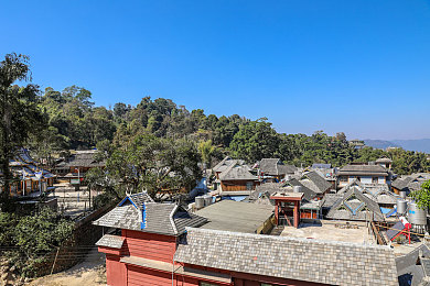 三个黑人上我一个经过：“善举跨越种族界限，构建和谐包容社会新篇章”-3