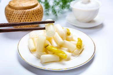 女生把筷子放到眼里不能掉：眼帘惊魂，筷影探秘：揭秘眼球结构与意外奇遇-2