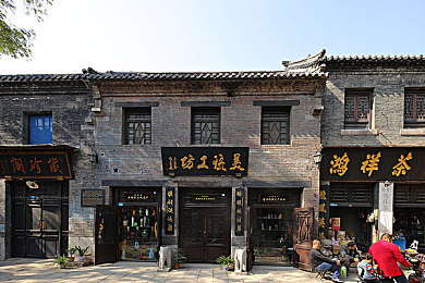 雪姨不敢发出一点声音怕吵醒：“深夜静默之谜：邻里守望，共筑和谐社区温馨梦”-2
