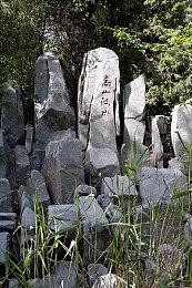 巨大酒瓶双拳扩张：拳力破浪，酒香岁月传奇之旅-3