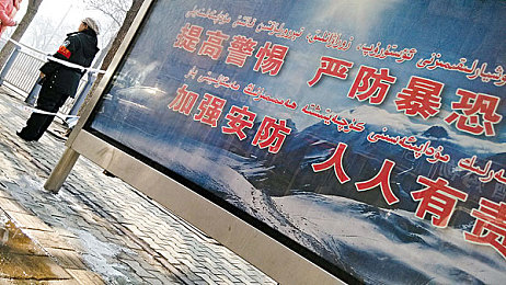 黑人巨大爆粗亚裔女人：“歧视阴影下的反思：公共场合暴力言辞引发社会共鸣与深思”-3