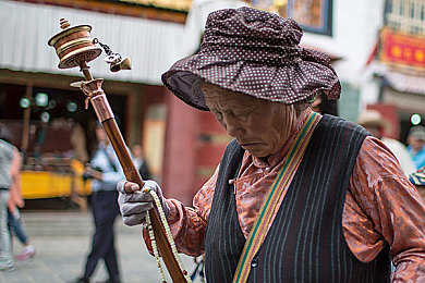 班长拉起胸让我的 伸进去：欢乐互动班长，趣味拉胸游戏体验-5