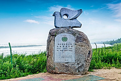 黄色软件下载3.0.3：“惊曝：涉嫌传播色情内容，网络安全问题再引社会热议，青少年保护成焦点！”-1