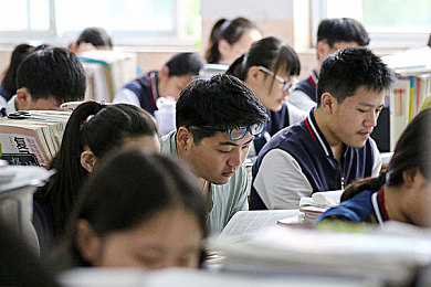 壮男自慰喷浆Gay1069：网络热议：壮汉自慰喷浆引争议，揭秘人性探索背后的震撼瞬间-3
