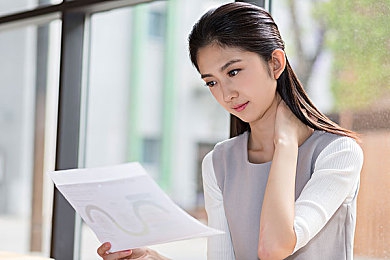 男生把困困放入女生定眼里含义：网络热词“困困定眼”引热议：揭秘社交新语背后的情感密码